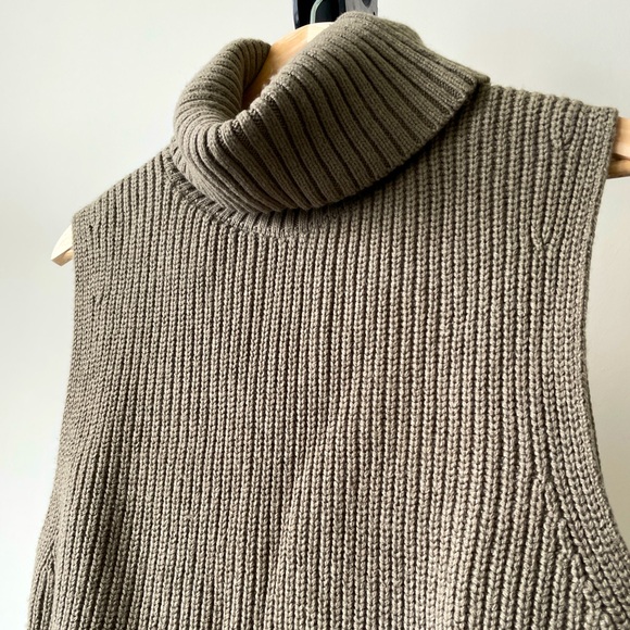 Like New Uniqlo Cotton Wool Turtle-neck Vest - Picture 2 of 4